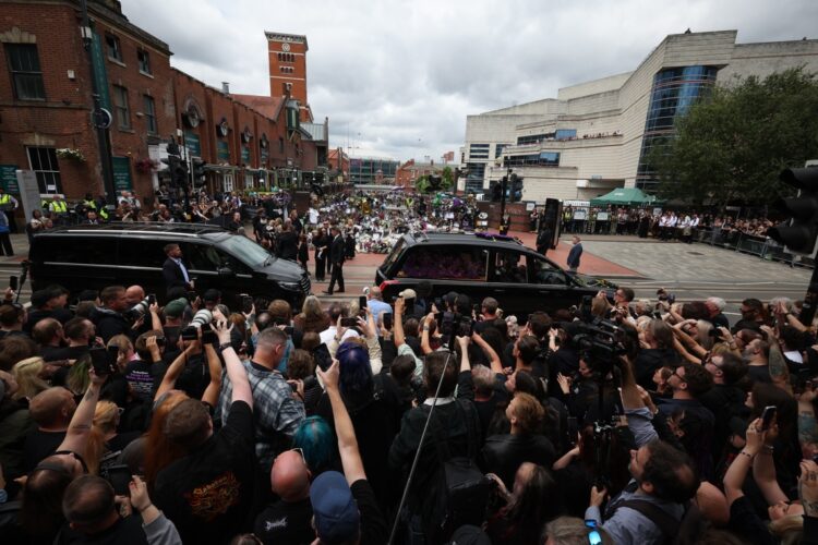 Multitudinaria despedida a Ozzy Osbourne en su ciudad natal.   Foto: EFE/EPA/ADAM VAUGHAN.