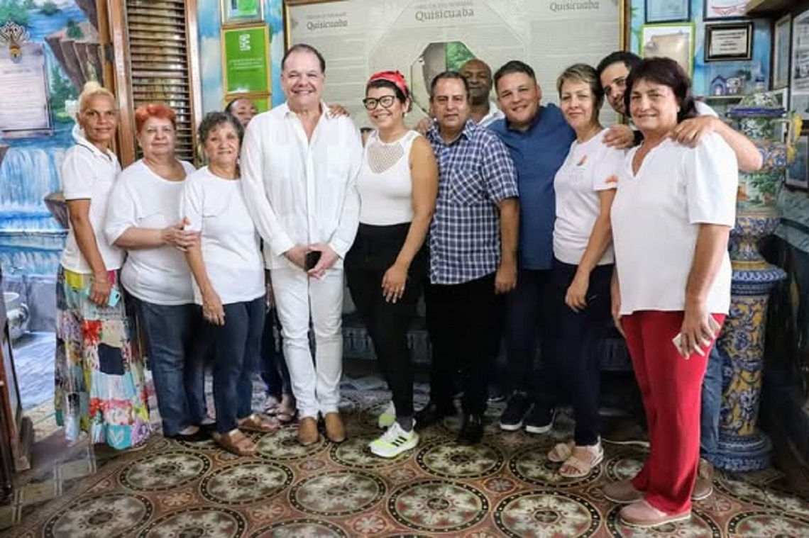 Claudia Godoy a la derecha del doctor Enrique Alemán Gutiérrez, director del Proyecto Sociocultural Quasicuaba y presidente de la Institución Religiosa Espiritista Kardeciana Cruzada y de la Federación de Espiritistas de Cuba. Foto: Embajada de Cuba en Brasil.