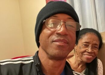 Adermis Wilson junto a su madre. Foto: tomada de Café Fuerte.