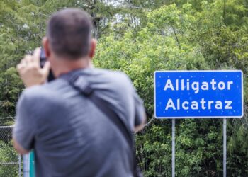 Un hombre fotografía la entrada del centro de detención Alligator Alcatraz en Ochopee, Florida. EFE/EPA/CRISTOBAL HERRERA-ULASHKEVICH.