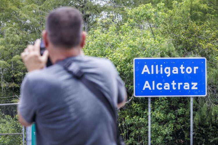 Un hombre fotografía la entrada del centro de detención Alligator Alcatraz en Ochopee, Florida. EFE/EPA/CRISTOBAL HERRERA-ULASHKEVICH.