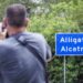 Un hombre fotografía la entrada del centro de detención Alligator Alcatraz en Ochopee, Florida. EFE/EPA/CRISTOBAL HERRERA-ULASHKEVICH.