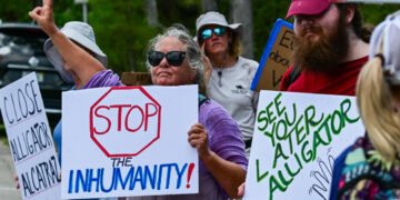 Una manifestación este sábado frente al centro de detención de migrantes Alligator Alcatraz en Ochopee, Florida. Foto: EFE/ Giorgio Viera.