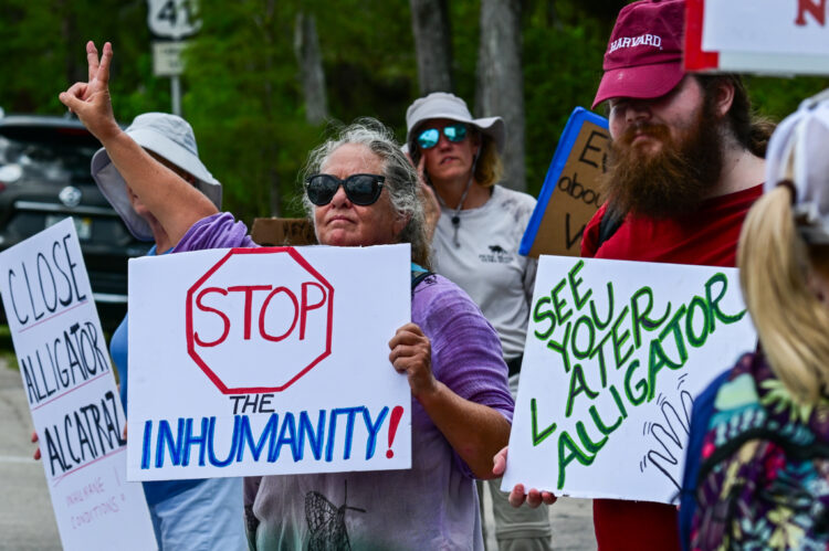 Una manifestación este sábado frente al centro de detención de migrantes Alligator Alcatraz en Ochopee, Florida. Foto: EFE/ Giorgio Viera.