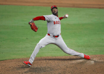 Aroldis Chapman lanza durante la novena entrada de la edición 95 del Juego de las Estrellas de MLB en el Truist Park de Atlanta. Foto: Erik S. Lesser/EFE/EPA