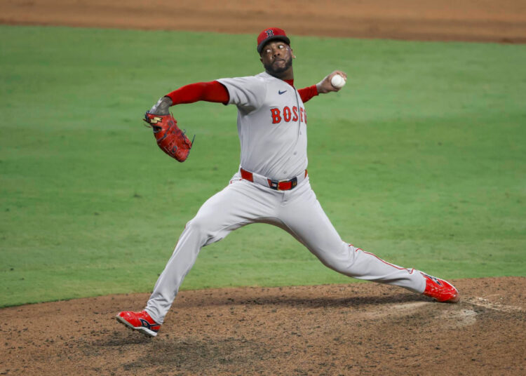 Aroldis Chapman lanza durante la novena entrada de la edición 95 del Juego de las Estrellas de MLB en el Truist Park de Atlanta. Foto: Erik S. Lesser/EFE/EPA