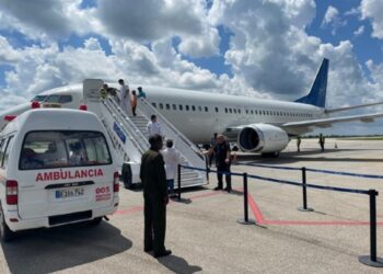 Imagen de archivo de la llegada al aeropuerto de La Habana de migrantes irregulares cubanos devueltos por Estados Unidos. Foto: UsembCuba / Archivo.