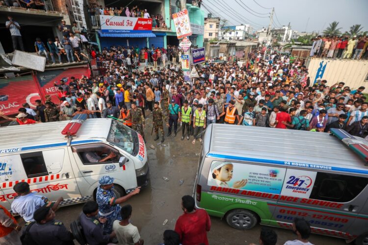 Una ambulancia traslada a una persona herida al hospital tras el accidente de un avión de entrenamiento de la fuerza aérea en el campus de Milestone College, en Daca, Bangladesh, el 21 de julio de 2025. Foto: EFE/EPA/MONIRUL ALAM.