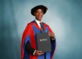 El bailarín cubano Carlos Acosra recibe título honorífico de la Universidad de Birmingham. Foto: Facebook/Carlos Acosta.