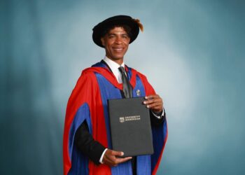 El bailarín cubano Carlos Acosra recibe título honorífico de la Universidad de Birmingham. Foto: Facebook/Carlos Acosta.