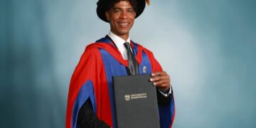 El bailarín cubano Carlos Acosra recibe título honorífico de la Universidad de Birmingham. Foto: Facebook/Carlos Acosta.