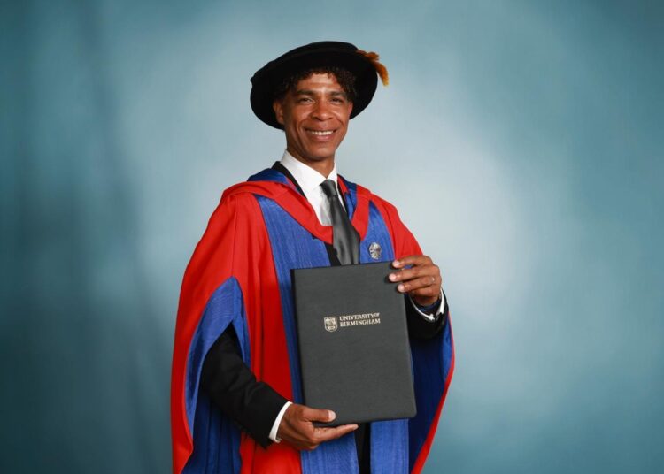 El bailarín cubano Carlos Acosra recibe título honorífico de la Universidad de Birmingham. Foto: Facebook/Carlos Acosta.