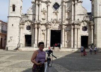 La fotógrafa brasileña Claudia Godoy delante de la catedral de La Habana. Foto: Embajada de Cuba en Brasil.