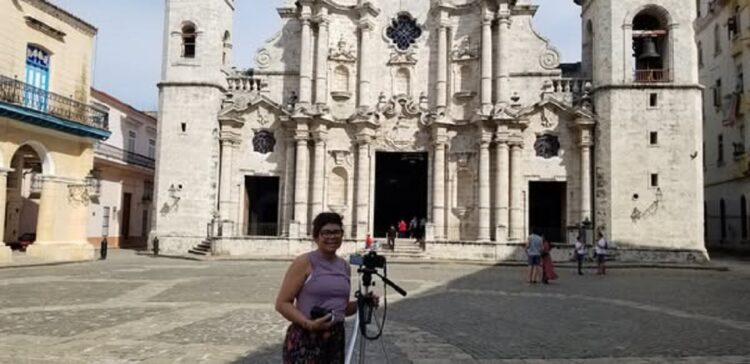 La fotógrafa brasileña Claudia Godoy delante de la catedral de La Habana. Foto: Embajada de Cuba en Brasil.