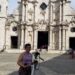 La fotógrafa brasileña Claudia Godoy delante de la catedral de La Habana. Foto: Embajada de Cuba en Brasil.