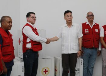 La Cruz Roja de China entrega a su homóloga en Cuba un donativo de mil kits de ayuda ante emergencias. Foto: Agencia Cubana de Noticias (ACN).