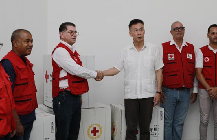La Cruz Roja de China entrega a su homóloga en Cuba un donativo de mil kits de ayuda ante emergencias. Foto: Agencia Cubana de Noticias (ACN).