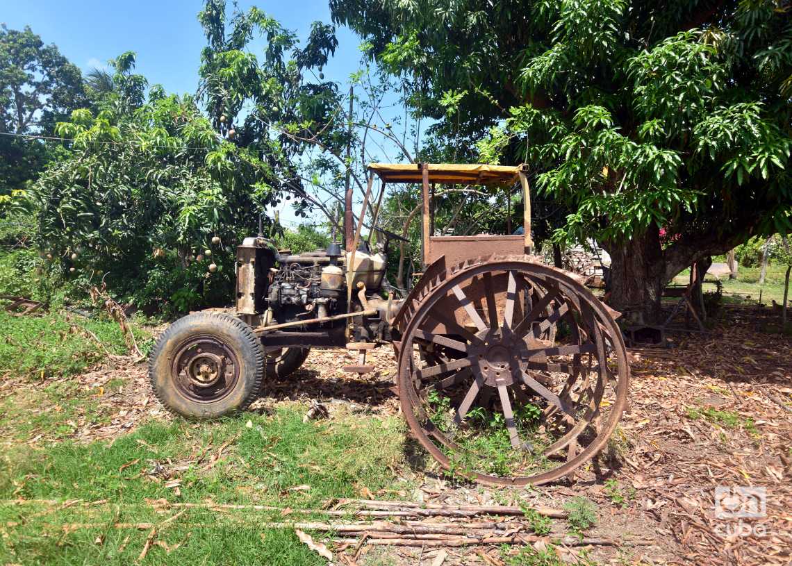 Viejo tractor en la zona arrocera de Los Palacios, Pinar del Río. Foto: Otmaro Rodríguez.