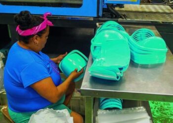 Empresa mixta entre Cuba y China, DuoNex S.A. producirá también artículos de cuero como carteras y cintos, y moldes plásticos para calzado. Foto: Granma.