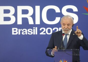 El presidente de Brasil, Luis Inacio Lula da Silva, en rueda de prensa luego de la cumbre de los BRICS en Río de Janeiro. Foto:  EFE/ Antonio Lacerda.