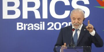 El presidente de Brasil, Luis Inacio Lula da Silva, en rueda de prensa luego de la cumbre de los BRICS en Río de Janeiro. Foto:  EFE/ Antonio Lacerda.
