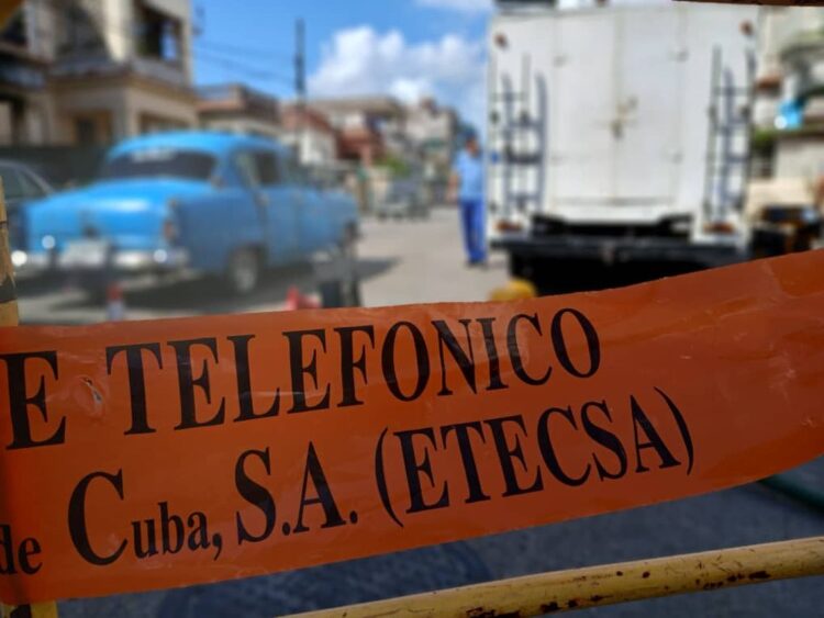 Los ingresos recaudados por Etecsa en el primer mes y medio transcurrido desde el tarifazo superan los 24 millones de dólares, lo que representa un promedio de 540 mil dólares diarios, según el Gobierno cubano. Foto: AMD.