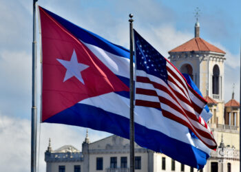 Banderas de Cuba y Estados Unidos, vistas en perspectiva en La Habana. Foto: Otmaro Rodríguez.