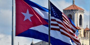 Banderas de Cuba y Estados Unidos, vistas en perspectiva en La Habana. Foto: Otmaro Rodríguez.