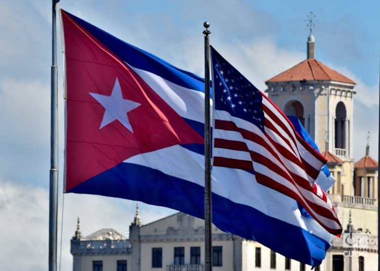 Banderas de Cuba y Estados Unidos, vistas en perspectiva en La Habana. Foto: Otmaro Rodríguez.