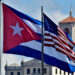 Banderas de Cuba y Estados Unidos, vistas en perspectiva en La Habana. Foto: Otmaro Rodríguez.