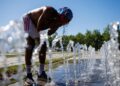 Un hombre se refresca en una fuente, en Alemania, durante la reciente ola de calor en Europa. Foto: Clemens Bilan / EFE.