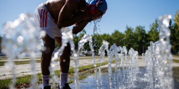 Un hombre se refresca en una fuente, en Alemania, durante la reciente ola de calor en Europa. Foto: Clemens Bilan / EFE.
