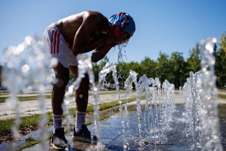 Un hombre se refresca en una fuente, en Alemania, durante la reciente ola de calor en Europa. Foto: Clemens Bilan / EFE.