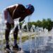 Un hombre se refresca en una fuente, en Alemania, durante la reciente ola de calor en Europa. Foto: Clemens Bilan / EFE.