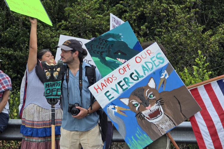 Manifestantes contra el centro de detención Alligator Alcatraz en los Everglades. Foto: EFE/ Alberto Boal.