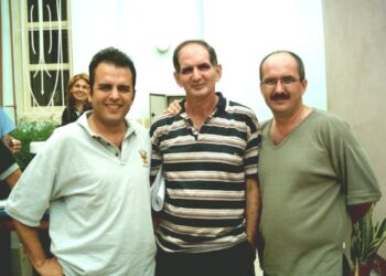 Félix Sánchez Rodríguez (centro) junto a los escritores Jesús David Curbelo (izq.) y Félix Sánchez (der.) Foto: Árbol Invertido.