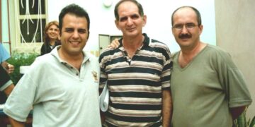 Félix Sánchez Rodríguez (centro) junto a los escritores Jesús David Curbelo (izq.) y Félix Sánchez (der.) Foto: Árbol Invertido.