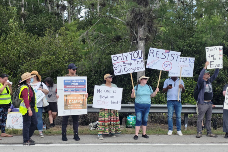 Una protesta junto al centro de detención para migrantes 'Alligator Alcatraz". Foto:  EFE/ Alberto Boal.