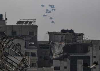 Ayuda humanitaria lanzada desde el aire por el Ejército de los Emiratos Árabes Unidos sobre la parte sur de la ciudad de Gaza, el 28 de julio de 2025. Foto: EFE/MOHAMMED SABER.