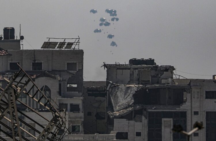 Ayuda humanitaria lanzada desde el aire por el Ejército de los Emiratos Árabes Unidos sobre la parte sur de la ciudad de Gaza, el 28 de julio de 2025. Foto: EFE/MOHAMMED SABER.