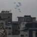Ayuda humanitaria lanzada desde el aire por el Ejército de los Emiratos Árabes Unidos sobre la parte sur de la ciudad de Gaza, el 28 de julio de 2025. Foto: EFE/MOHAMMED SABER.