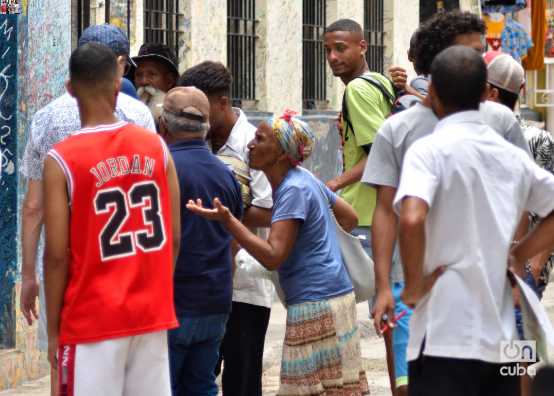 Una anciana pide dinero en las afueras de la Bodeguita del Medio, en La Habana. Foto: Otmaro Rodríguez.