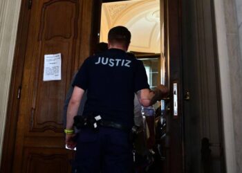 Un guardia de seguridad en la sala donde juzgaron al criminal. Foto: Arab News.