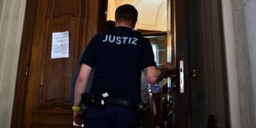 Un guardia de seguridad en la sala donde juzgaron al criminal. Foto: Arab News.