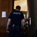 Un guardia de seguridad en la sala donde juzgaron al criminal. Foto: Arab News.