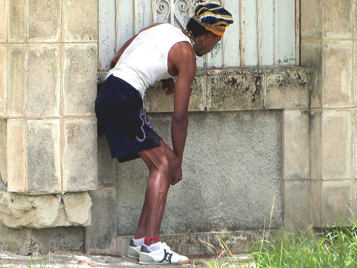 Hombre se apoya en un muro bajo los presuntos efectos de las drogas en el barrio del Vedado, en en La Habana. Foto: AMD.
