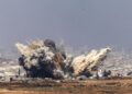 Humo se eleva tras un ataque aéreo israelí en el norte de la Franja de Gaza, cerca de Beit Hanún, visto desde el lado israelí de la frontera, este jueves. Foto: EFE/ Atef Safadi