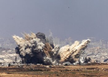Humo se eleva tras un ataque aéreo israelí en el norte de la Franja de Gaza, cerca de Beit Hanún, visto desde el lado israelí de la frontera, este jueves. Foto: EFE/ Atef Safadi