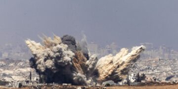 Humo se eleva tras un ataque aéreo israelí en el norte de la Franja de Gaza, cerca de Beit Hanún, visto desde el lado israelí de la frontera, este jueves. Foto: EFE/ Atef Safadi