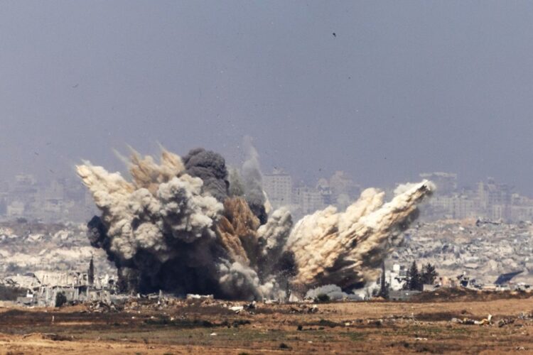 Humo se eleva tras un ataque aéreo israelí en el norte de la Franja de Gaza, cerca de Beit Hanún, visto desde el lado israelí de la frontera, este jueves. Foto: EFE/ Atef Safadi